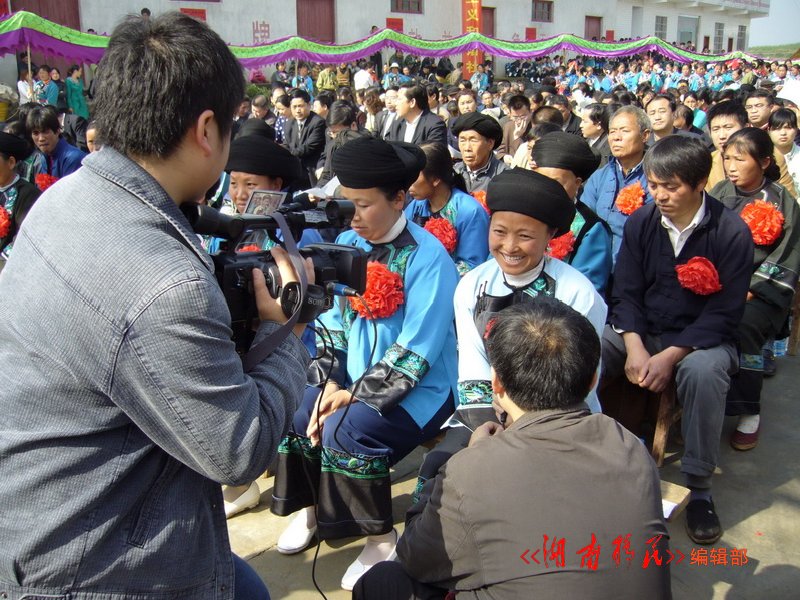 领取了后扶直补的苗族同胞喜洋洋
