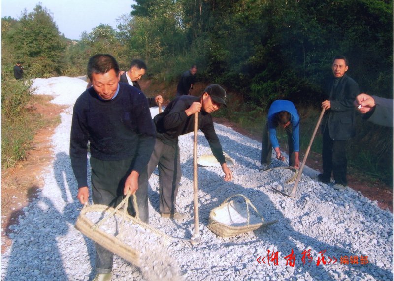 皂市库区石门县移民硬化公路现场
