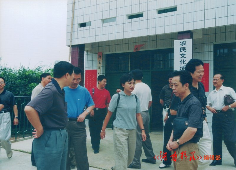中央电视台记者在衡南县三峡移民安置区采访