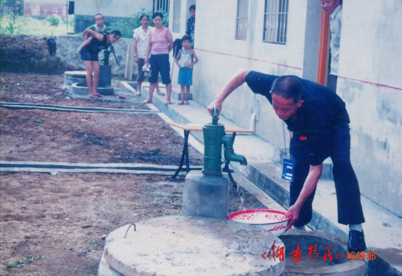 三峡移民打上到达新家后的第一口水