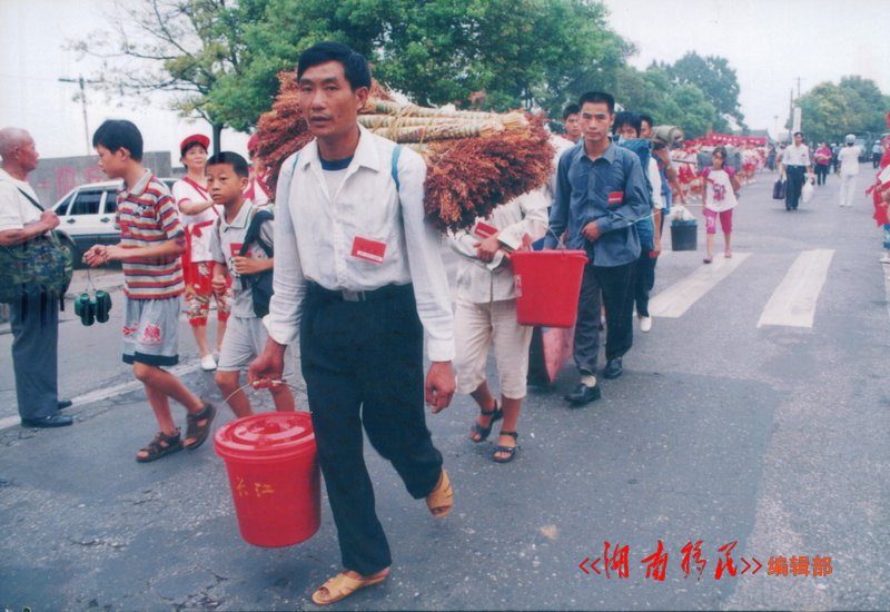 入住岳阳的三峡移民去参加欢迎仪式